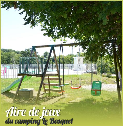 Piscine et son solarium du camping la Fouillade en Aveyron