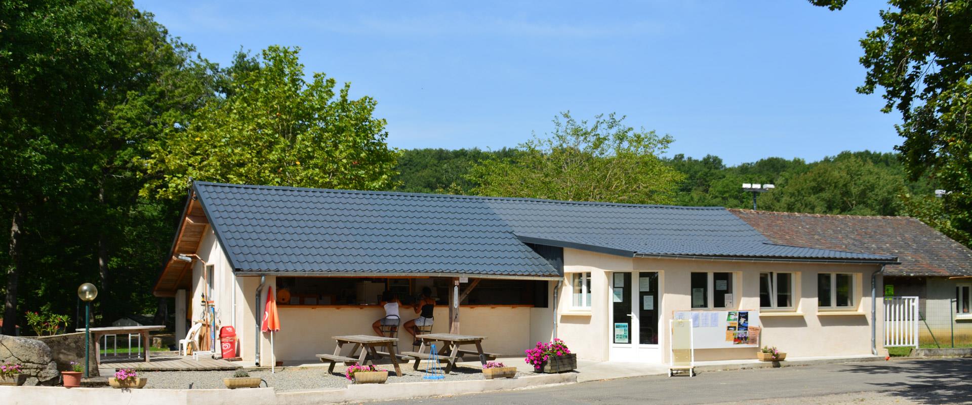 Camping le Bosquet dans l’Aveyron en bordure du plan d’eau le lac de Soubayre