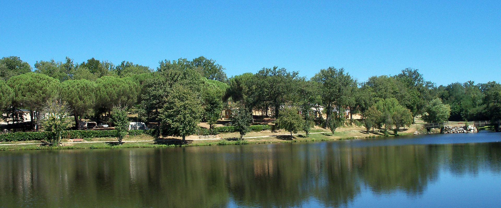 Camping le Bosquet dans l’Aveyron en bordure du plan d’eau le lac de Soubayre