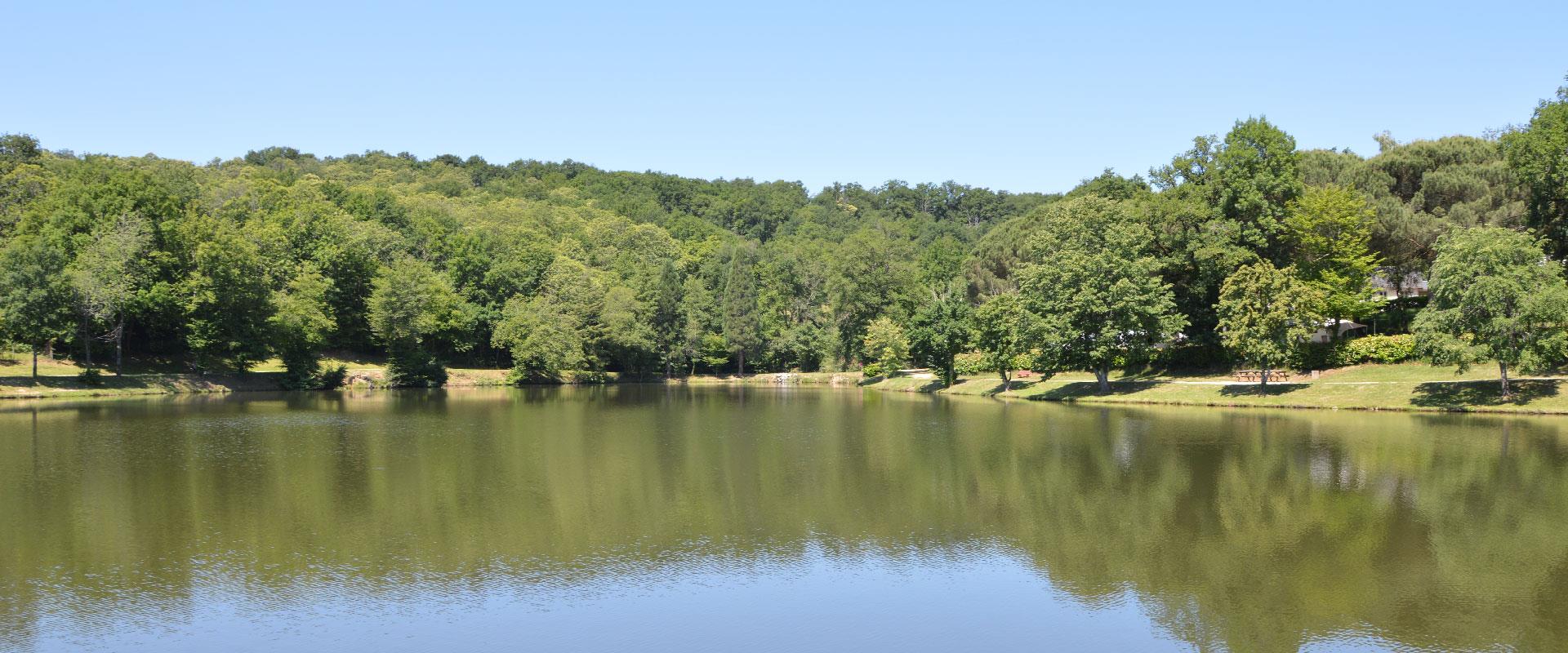 En bordure du plan d’eau le lac de Soubayre : camping le Bosquet en région Occitanie