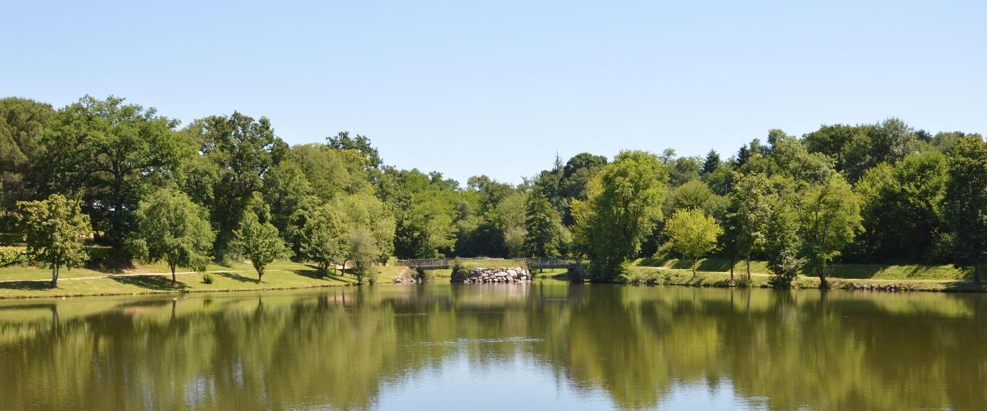 Vue du plan d’eau le lac de Soubayre : camping le Bosquet au cœur du Rouergue