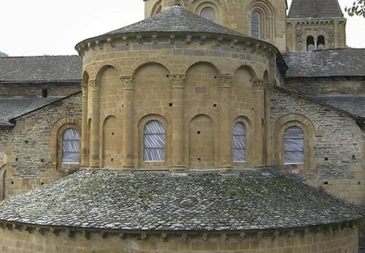 Vue des vitraux de l'abbatiale Sainte-Foy de Conques