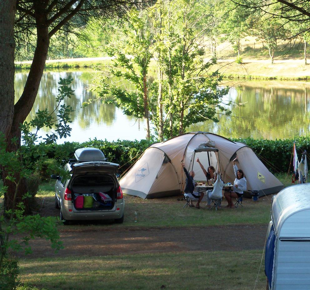 Emplacement tente et camping-cariste du camping le Bosquet dans l’Aveyron