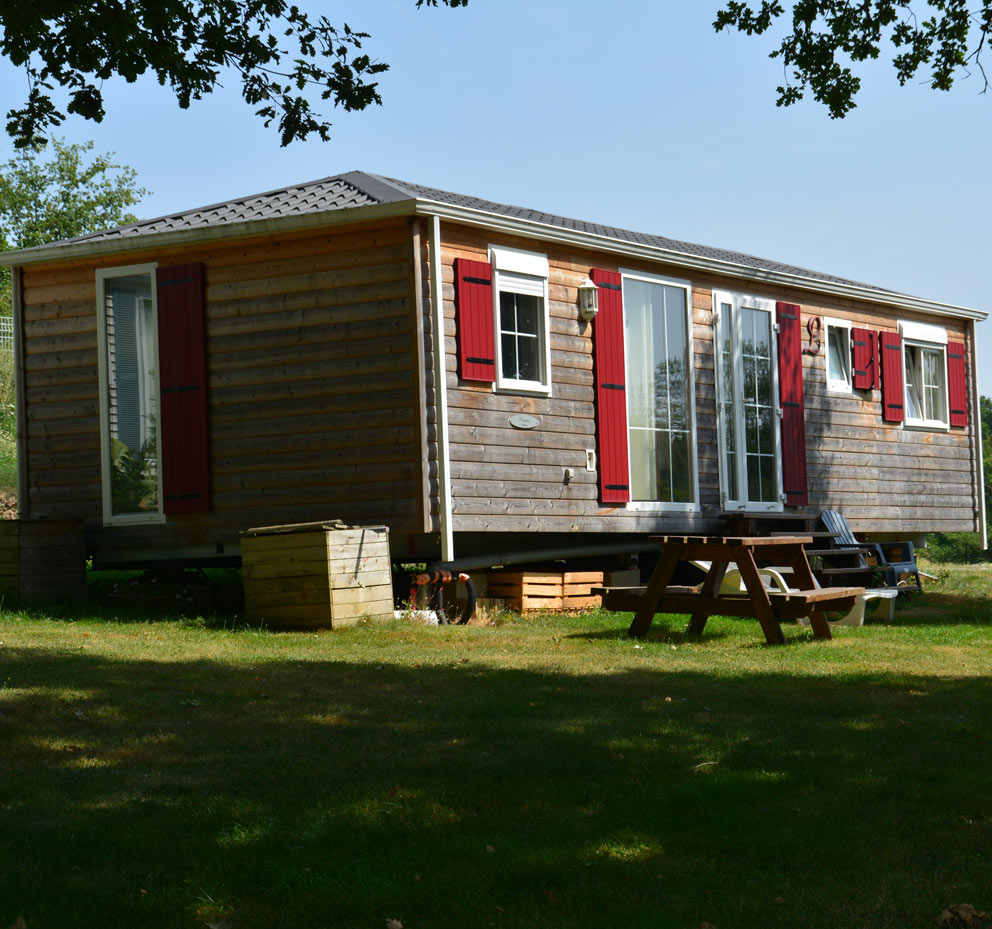 Vue du Mobil-home Louisiane Baltimore, exposé plein Sud du camping le Bosquet à la Fouillade en région Occitanie.