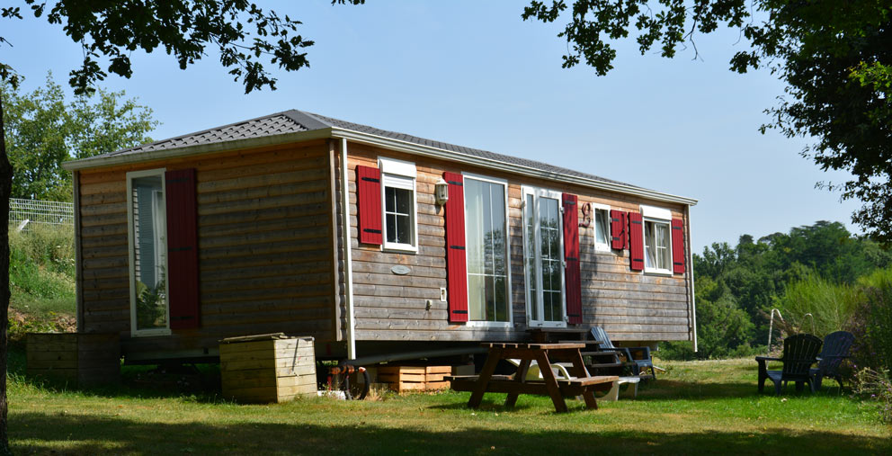 Vue du Mobil-home Louisiane Baltimore, exposé plein Sud du camping le Bosquet à la Fouillade en Aveyron.