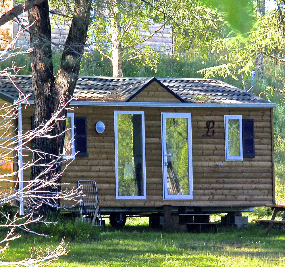 Vue du Mobil-home Louisiane Savanha, exposé plein Sud du camping le Bosquet à la Fouillade en Aveyron