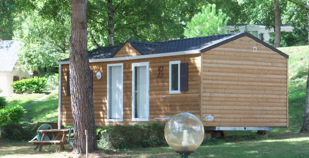 Vue du Mobil-home Louisiane Savanha, exposé plein Sud du camping le Bosquet à la Fouillade près de Villefranche de Rouergue