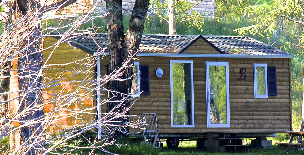 Vue du Mobil-home Louisiane Savanha, exposé plein Sud du camping le Bosquet à la Fouillade en région Occitanie.