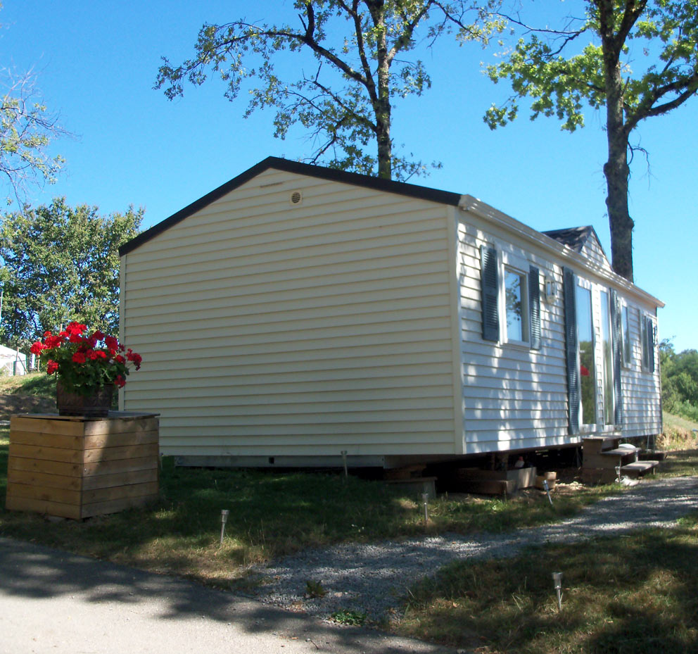 Vue du Mobil-home Louisiane, exposé plein Sud du camping le Bosquet à la Fouillade en Aveyron