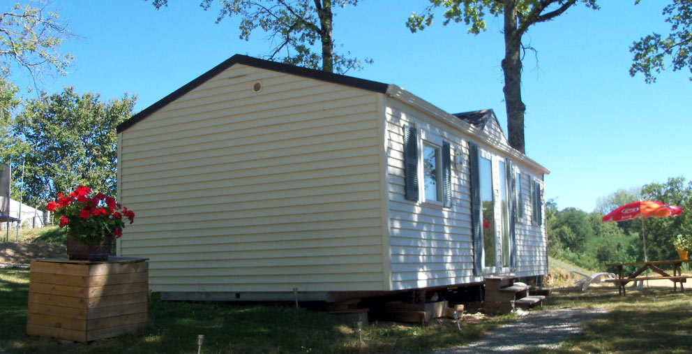 Vue du Mobil-home Louisiane, exposé plein Sud du camping le Bosquet à la Fouillade près de Najac.
