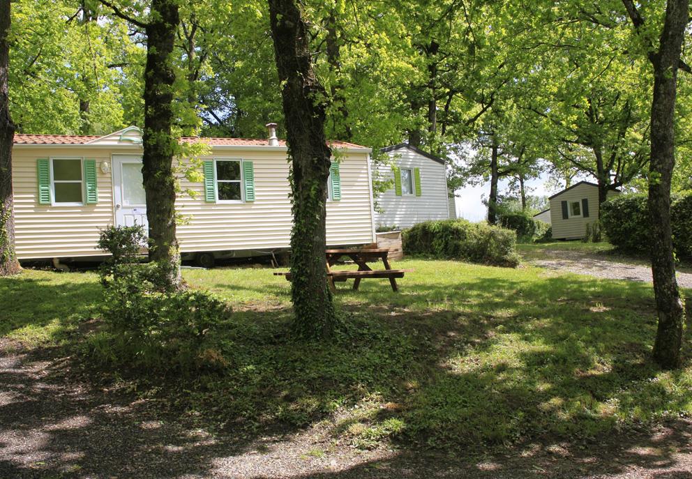 Mobil-home O'Hara 24 m² avec vue vers le lac, exposition plein Sud du camping le Bosquet à la Fouillade près de Najac