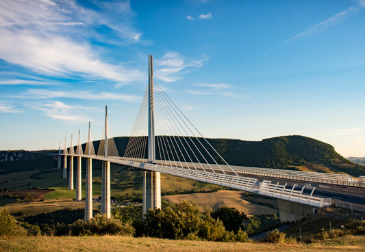 Vue du Viaduc de Millau dans l’Aveyron, au cœur des hautes terres de l’Aveyron